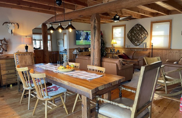 Cozy Log-beamed cabin near Yellowstone and Ennis’ World class Madison River