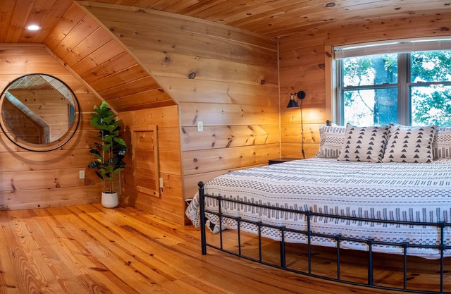 Cozy Log Cabin TH | Long-Range Mountain Views | Walk to Downtown West Jefferson