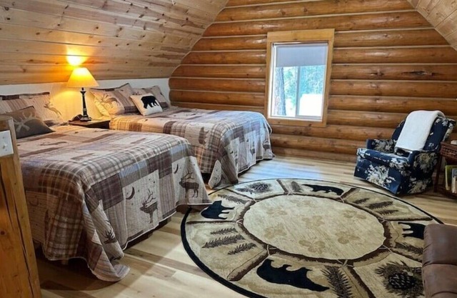Cozy Log Cabin with private access to the Trinity River!