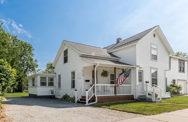 Cozy lower level duplex. Pet friendly with a large backyard!