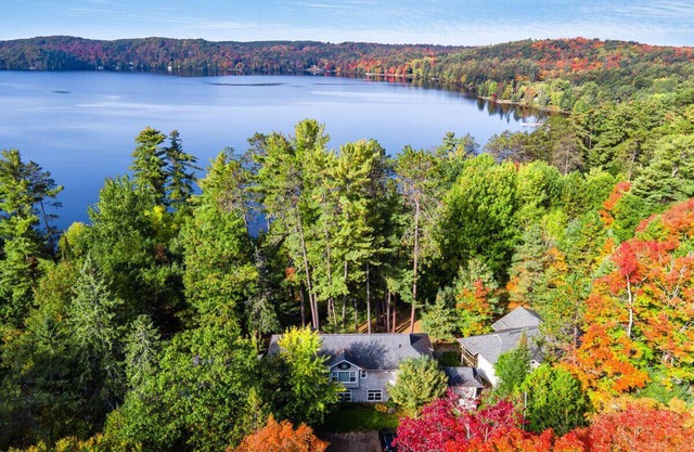 Cozy luxury Muskoka cottage on lakefront - Pinecone