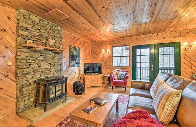 Cozy Maggie Valley Cabin with Deck and Private Hot Tub