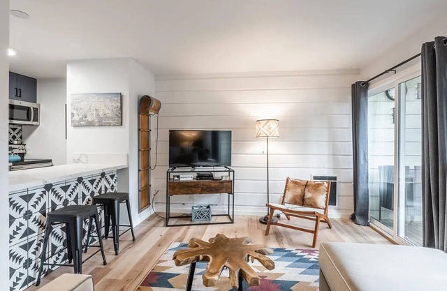 Cozy Mammoth Lakes Studio-Gear Storage, Pool & Sauna/Steps to Shops & Trails