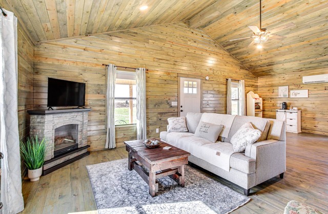Cozy Mississippi Cabin w/Covered Porch & Grill!