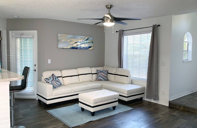 Cozy modern large spacious 1Kingbd Apt. next to Disney & ALL attractions
