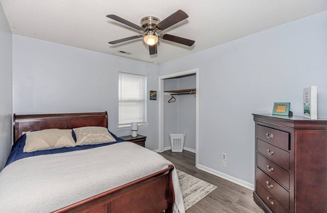 Cozy pet-friendly home close to Camp Lejeune and area beaches.
