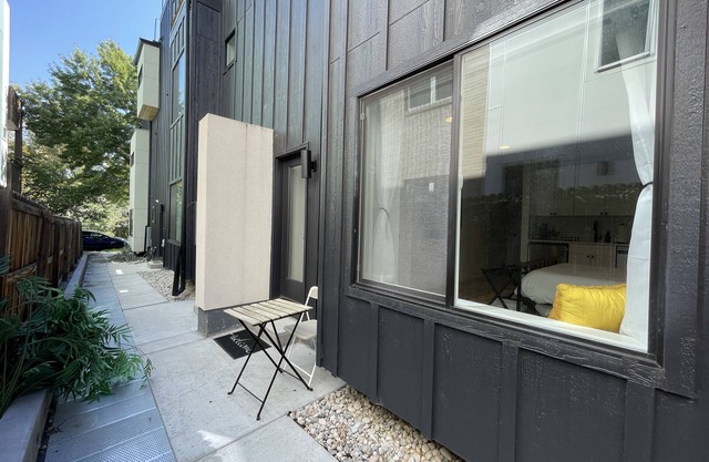 Cozy, private, mother-in-law suite blocks from the Stadium in charming Jeff Park