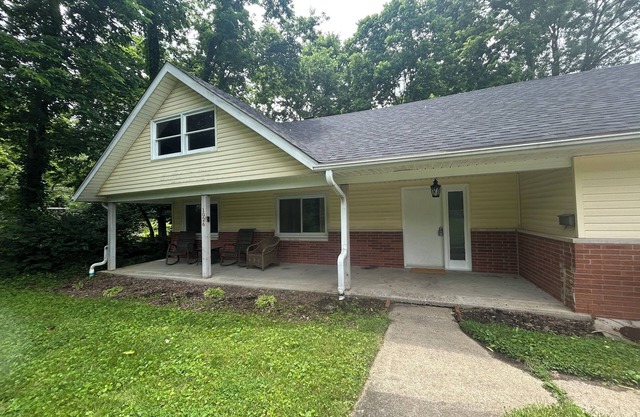 Cozy & Quiet 2BD/1BTH Near Campus & Downtown Bloomington!