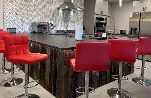 Cozy/Quiet Home- 10 Minute Walk to Beautiful Downtown Lynchburg