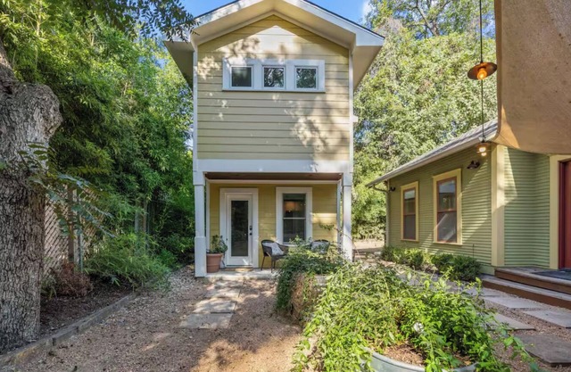 Cozy & Quiet Retreat ~ Walk to SoCo and Town Lake!