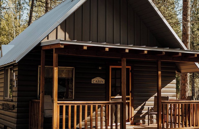 Cozy Rainbow Cabin located on Coffee Creek in Trinity Alps