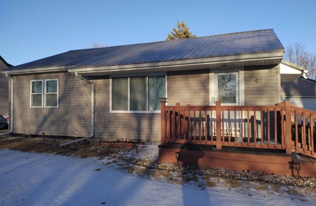 Cozy refreshed 2-bedroom bungalow with AC, WiFi in historic Pipestone, MN