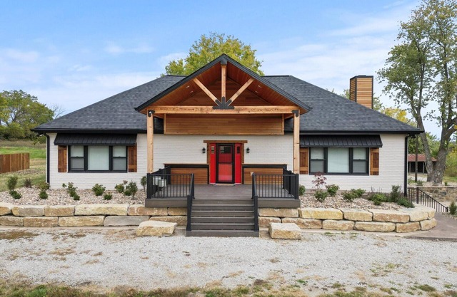 Cozy retreat on small acreage, 10 minutes from Excelsior Springs!