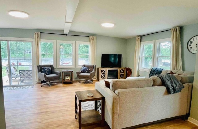 Cozy Riverfront Cabin: Parks,Kayaks& Island Charm