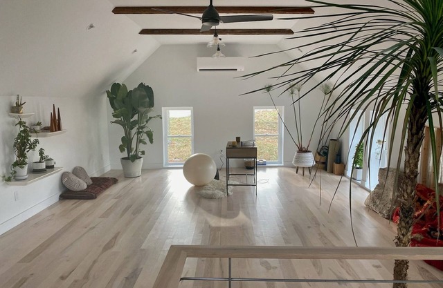 Cozy riverside getaway w/artist studio. Pet friendly!