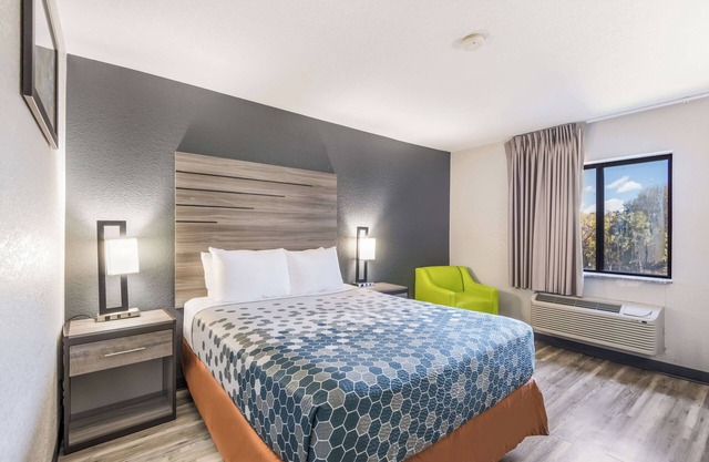 Cozy Room with Easy Access to Downtown | Free Onsite Parking