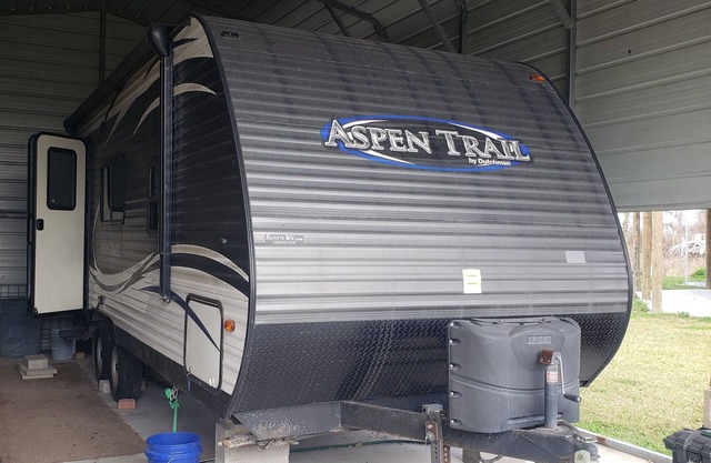 Cozy RV with WiFi and AC in charming Theriot