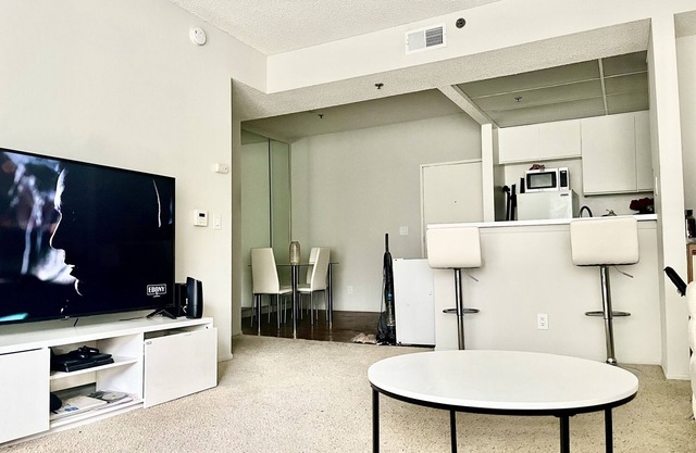Cozy ‘santorini themed’ apartment in l.a
