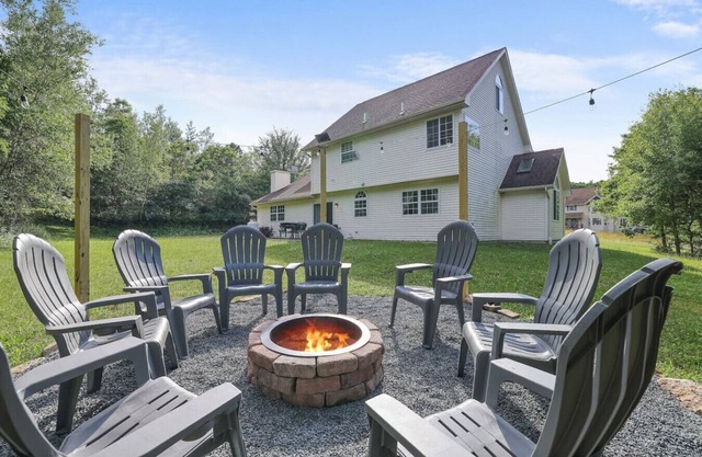 Cozy Secluded 3BR Home Pocono Raceway - Game Room