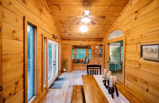 Cozy secluded cabin in Cohutta Wilderness, with hot tub, great hiking trails