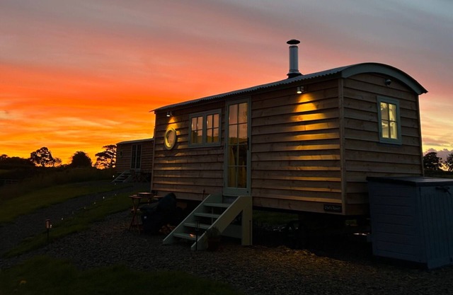 Cozy shepherds hut with hottub