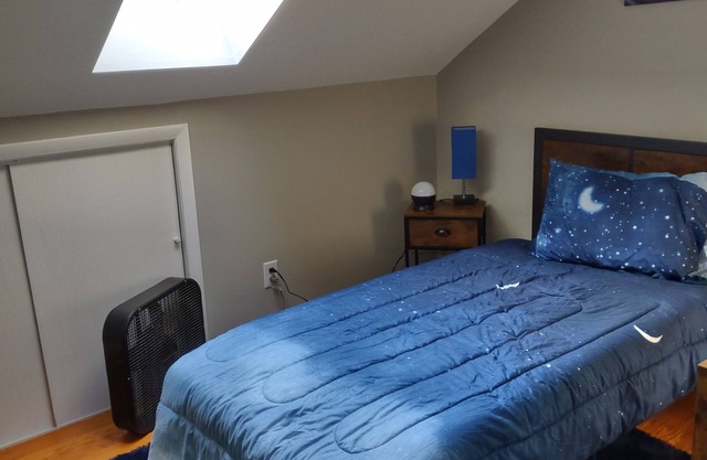 Cozy Suburban Nest Guest Suite separate from main home with hottub