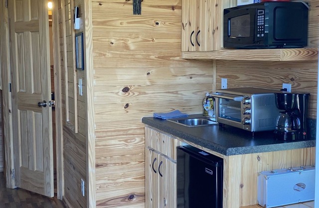 Cozy Tiny Home 1 mile from Lake Hartwell
