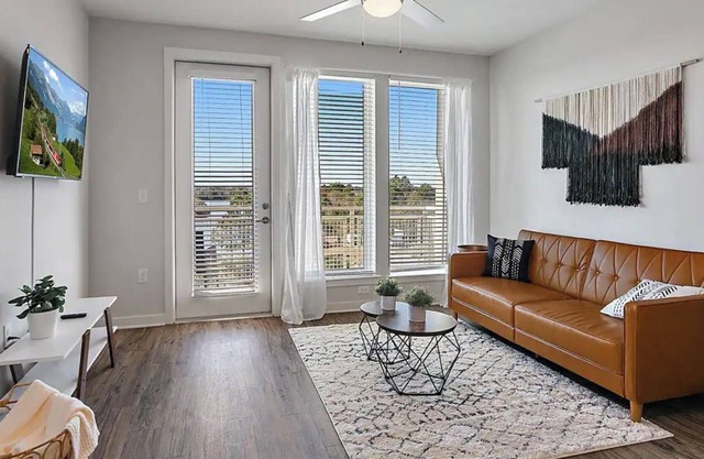 Cozy Top Floor minutes from high-end shops, King Bed, Gym and Resort Style Pool