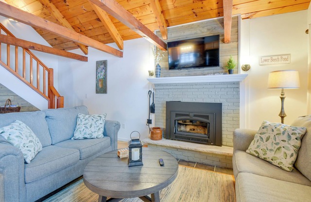 Cozy Tuftonboro Home w/Deck - Walk to Beaches!