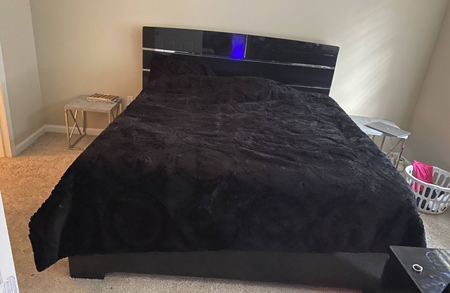 Cozy Two Bedroom Apartment W/Balcony