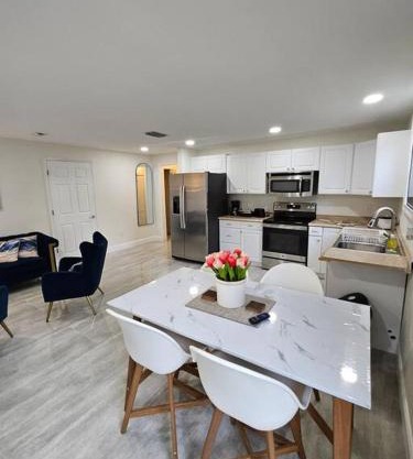 Cozy Two Bedrooms Apartment in Valrico