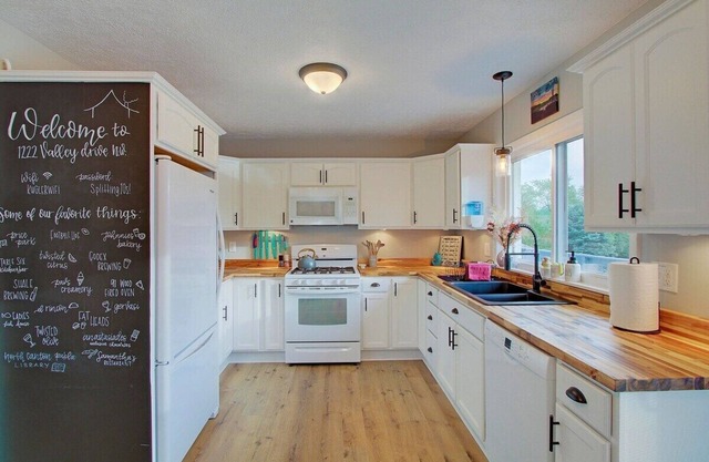 Cozy Updated Home W/Rec Room, Outdoor Bar & Patio