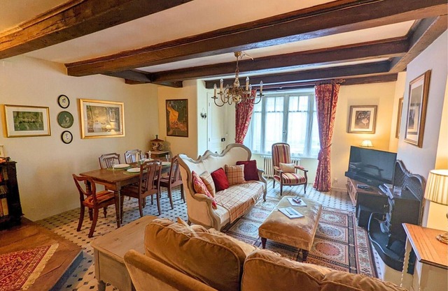 Cozy Village Home: 3 Beds, Modern Amenities, Cozy Village Retreat, Nearby Tourist Attractions