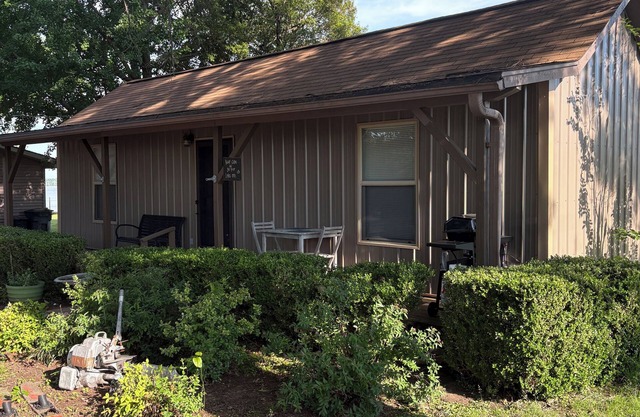 Cozy water view cabin on Wolf Creek with dock access - perfect getaway spot!