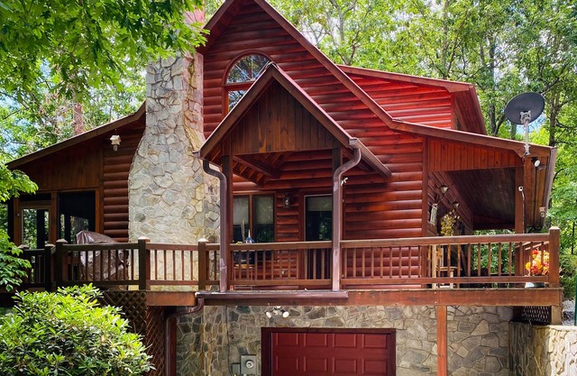 Cozy Wooded Retreat w/WiFi, Putting Green, Foosball, Private Hot Tub & Views