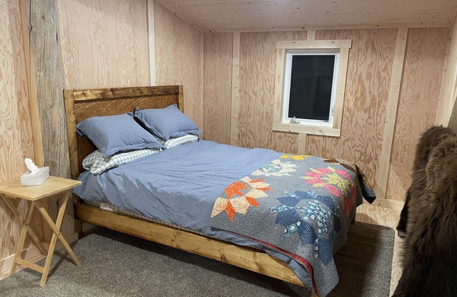 Cozy Yukon Cabin Close to Eclipse Hotsprings Resort- Optional Sauna Rental