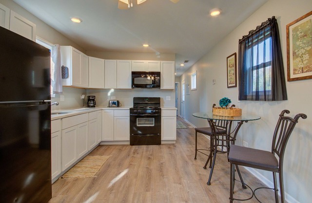 Cozy1bed with LG private fenced yard, Brisbin Rd I-80 Short to Long-term ADD RV