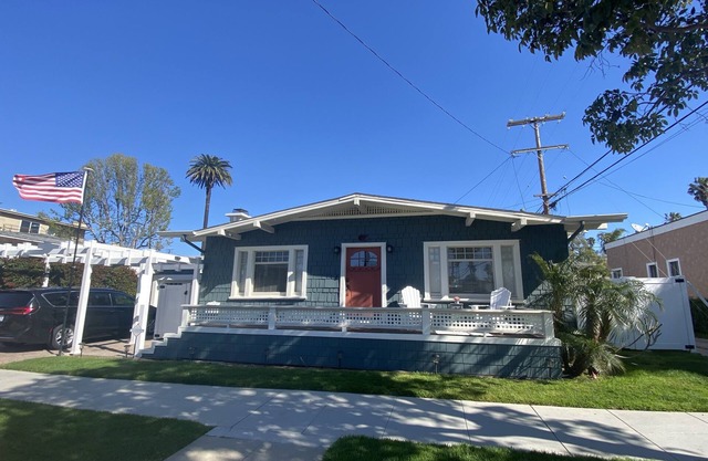 Craftsman house 500 yards to beach and short walk to many restaurants