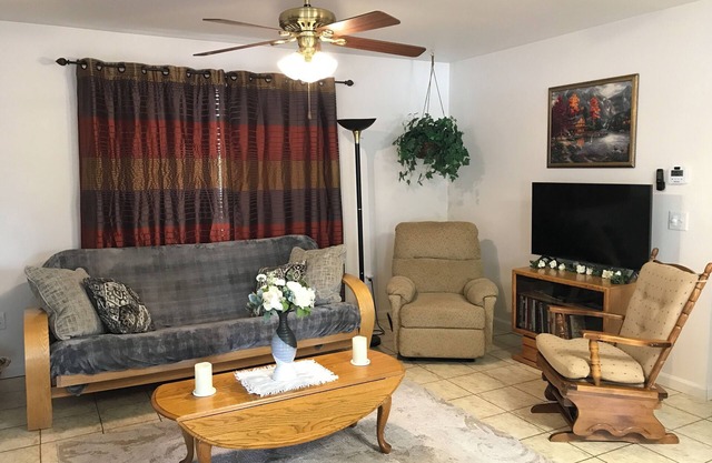Craigmont GetawaynGet comfortable and enjoy plenty of space and cozy fireplace!