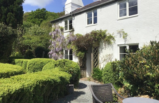 CRANNACOMBE FARMHOUSE, pet friendly, with open fire in Loddiswell