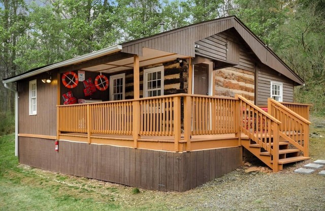 Creekside Cabin w Hot Tub, Fire Pit, Grill, WiFi!