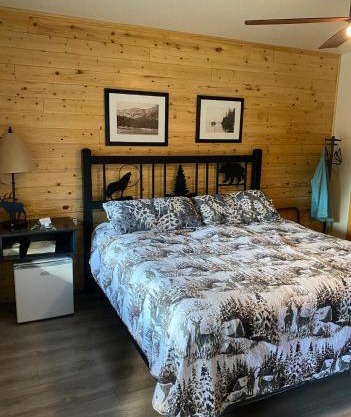 CREEKSIDE LODGE