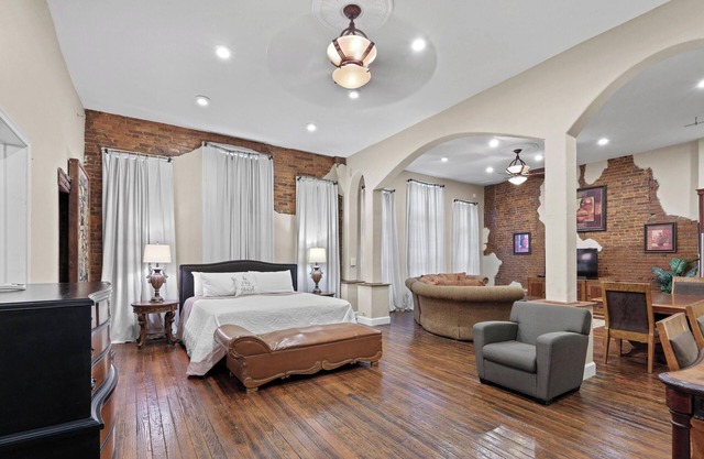 Crossroads Loft: Steps from Rt. 66 & Carthage Square