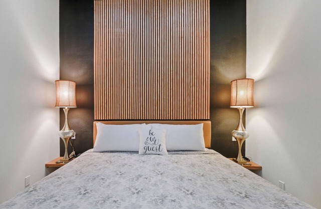 Crossroads Suite: Steps Away from Historic Rt. 66 and Carthage Square