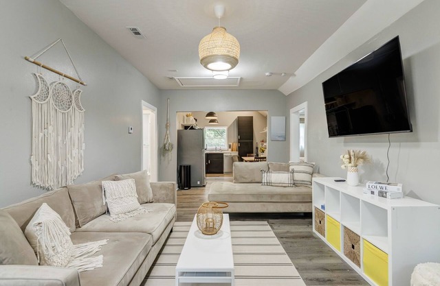 Crown House- Cozy 3BR ☀King Bed☀ Walking Trail