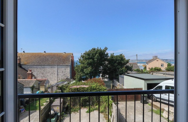 CROWS NEST, family friendly, country holiday cottage in Fortuneswell