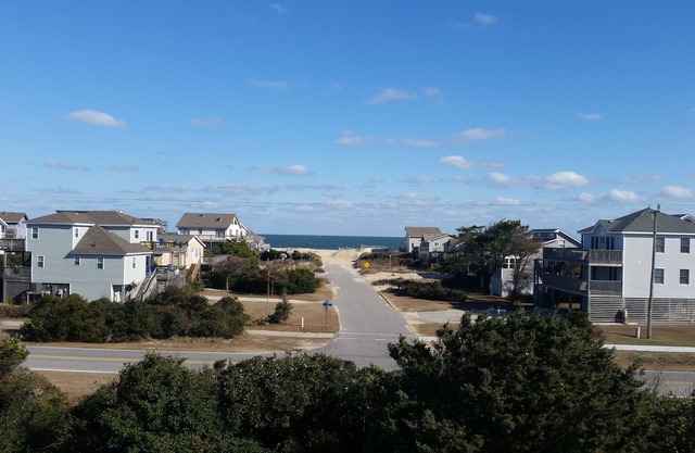 Crows nest views, porch vibes, dog-friendly house with linens + late check-out!