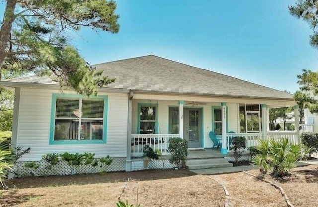 ⭐️Crystal Beach House! 6 Min Walk To Beach; Best Location! Pool, Pet Friendly! ⭐️