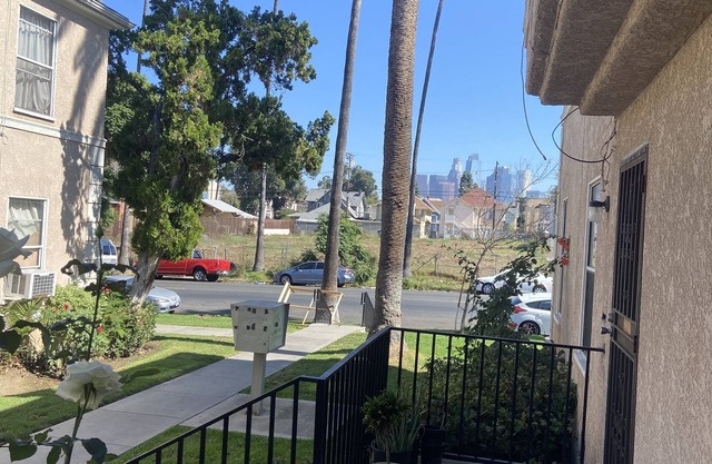 CStudio in DTLA with private entrance, courtyards with roses an view of city