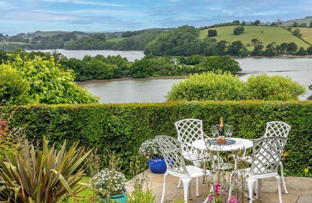 Curlew Cottage - Character Cottage with Superb River Views